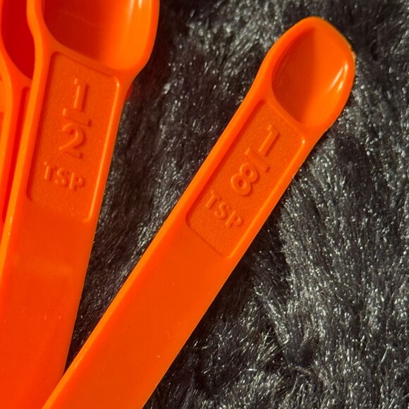 Tupperware Orange Plastic Measuring Spoons Set Of 5 With 1/8 To 1 Tsp - Picture 2 of 6